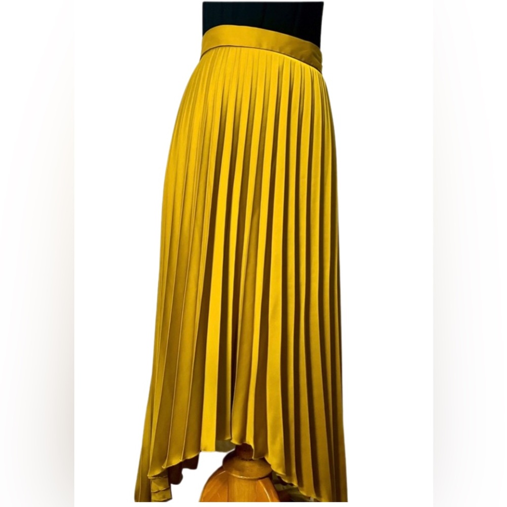 Banana Republic (high low) midi length yellow pleated skirt. Invisible zipper.